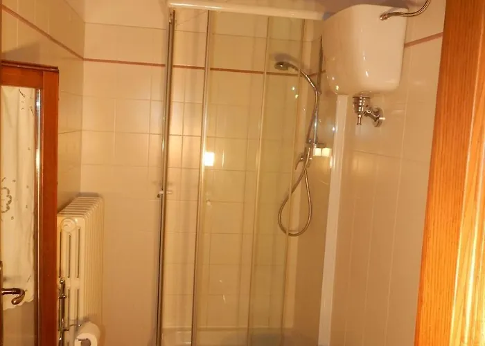 Dreizimmerwohnung Fuer 4 Personen 3 Km Vom Zentru By Interhome 아파트 *